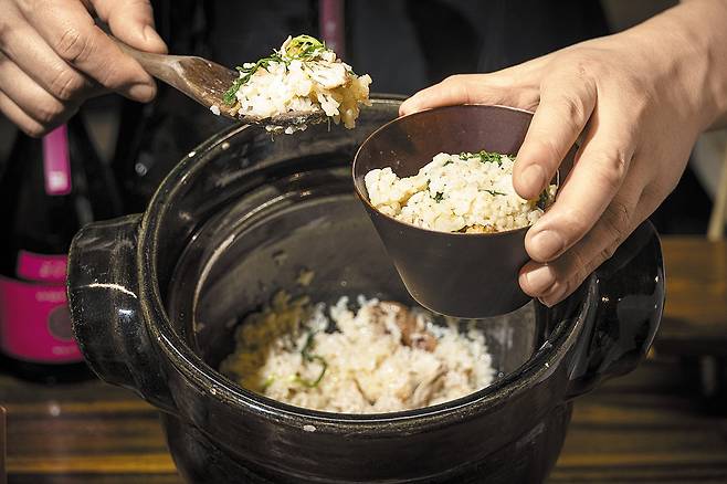 서울 강남구 ‘사케마스터태오’의 코스 요리에 포함된 솥밥. /이경호 영상미디어 기자