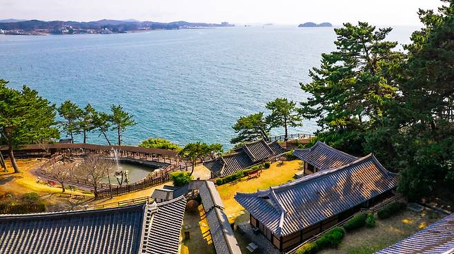 '죽도 상화원' 내 한옥 마을에서도 고지대에 위치한 만대루 등에 서면 기와지붕과 푸른 바다를 한눈에 담을 수 있다. / 이건송 영상미디어 기자