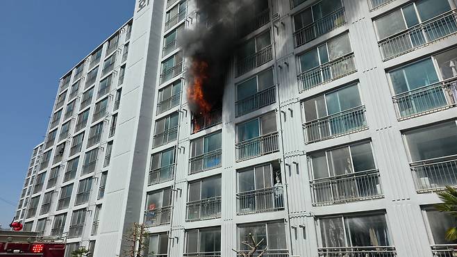 강진군 아파트 화재 모습./전남소방본부