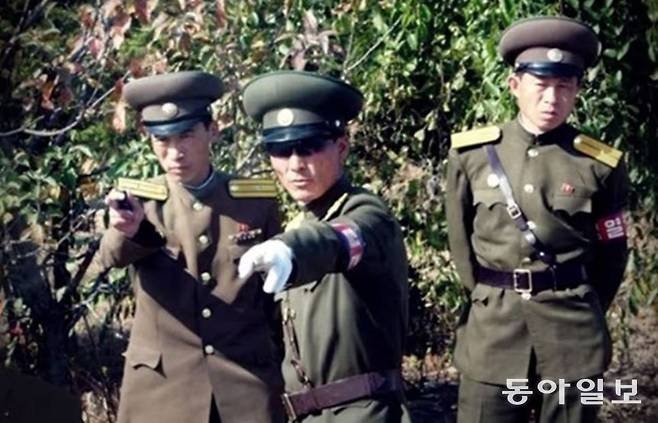 완장을 찬 북한 안전원들이 길거리에서 단속 업무를 보고 있다. 북한이 공안 시스템 개혁을 예고하면서 앞으로 안전원들은 경찰로 불리게 된다. 동아일보 DB