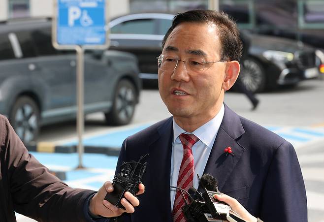 주호영 국민의힘 의원이 27일 서울 양천구 서울남부지법에서 자신을 6·3 지방선거 대구시장 공천에서 배제(컷오프)한 국민의힘 공천관리위원회 결정 효력을 정지해 달라며 낸 가처분 신청 심문에 출석하며 취재진 질문에 답하고 있다. 연합뉴스