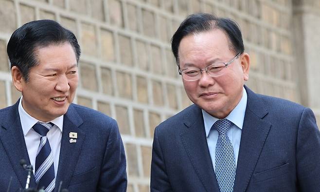 김부겸 전 국무총리(오른쪽)와 정청래 더불어민주당 대표가 지난 26일 서울 중구의 ‘컨퍼런스 하우스 달개비’에서 만난 뒤 회동 내용을 브리핑하고 있다. 연합뉴스