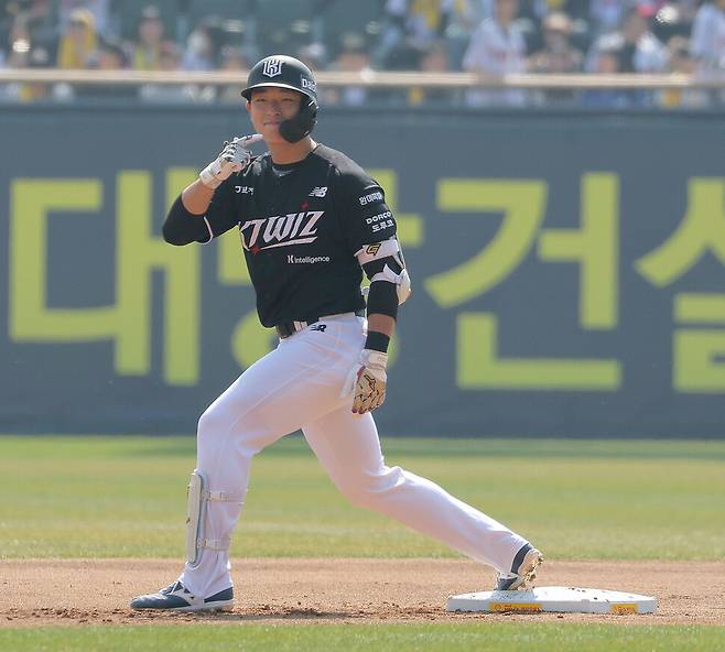 케이티(KT) 위즈 이강민이 28일 서울 잠실야구장에서 열린 엘지(LG) 트윈스와 개막 경기 1회초 2사 1, 2루에서 2타점 2루타를 친 뒤 기뻐하고 있다. 연합뉴스