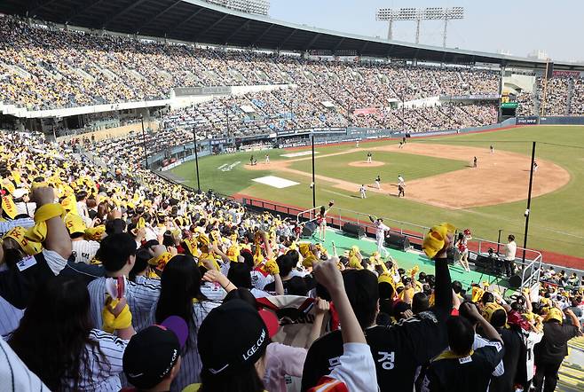 프로야구 정규시즌 개막일인 28일 케이티(KT) 위즈와 엘지(LG) 트윈스의 경기가 열린 서울 잠실야구장에서 팬들이 열띤 응원을 펼치고 있다. 연합뉴스