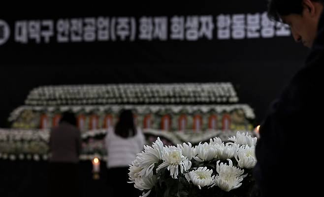 2026년 3월25일 오후 74명의 대규모 사상자가 발생한 대전 안전공업 화재 참사 희생자들의 합동분향소가 마련된 대전시청에서 시민들이 조문하고 있다.