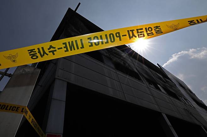 대전 대덕구 소재 자동차부품 제조업체인 안전공업 공장이 검게 그을린 채 경찰의 출입금지선이 쳐져 있다.