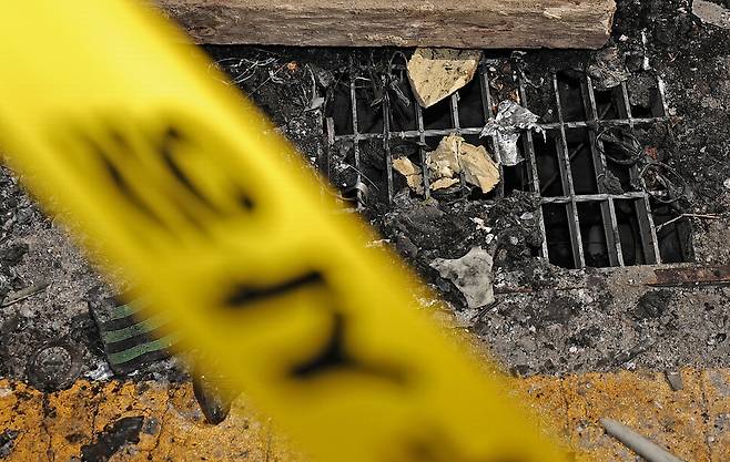 74명의 대규모 화재 사상자가 발생한 대전 안전공업 앞 배수구 인근에 불탄 안경과 장갑, 마스크 등이 놓여 있다.