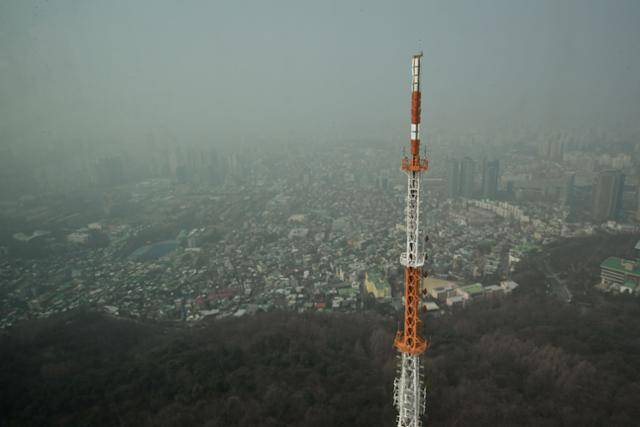 27일 서울 용산구 남산타워에서 바라본 도심이 먼지에 덮여있다. 윤기훈 인턴기자