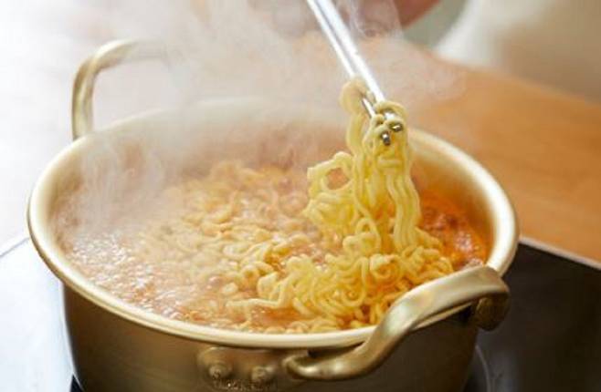 양은 냄비를 사용할 땐 표면의 피막이 벗겨지지 않도록 금속 수세미나 날카로운 금속 도구 사용을 피해야 한다/사진=클립아트코리아