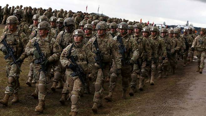 지난 2017년 4월 폴란드 오지슈 인근 훈련장에서 열린 나토(NATO)군 환영식 행사에서 미군 병사들이 행진하고 있습니다.(로이터)
