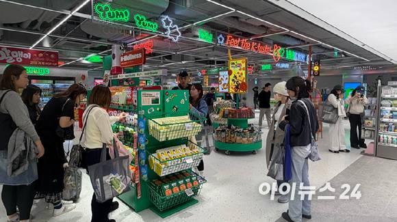 서울 명동 '올리브영 센트럴 명동 타운'에 마련된 K푸드 존. [사진=진광찬 기자]