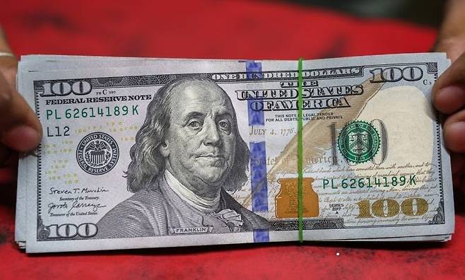 미국 재무부장관의 서명이 인쇄된 100달러 지폐. EPA=연합뉴스