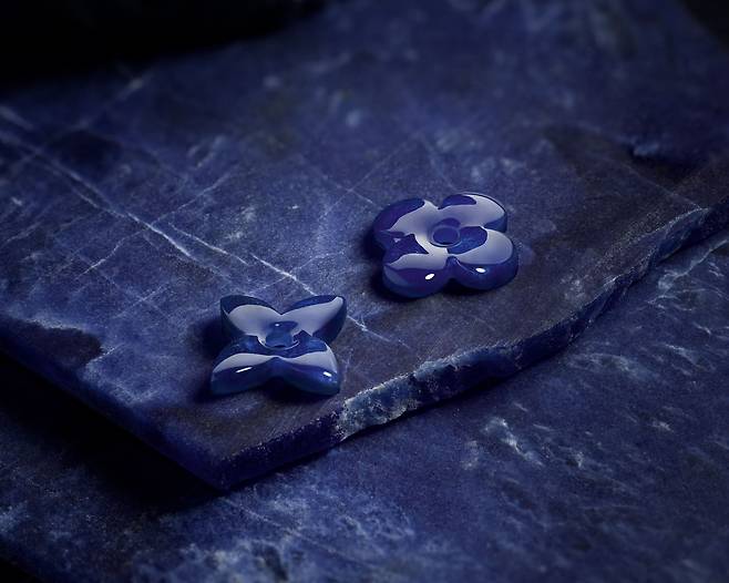 조각 및 폴리싱 공정을 끝낸 소달라이트 스톤. 소달라이트는 은은한 내포물을 함유한 짙푸른 색의 원석이다. 사진 루이 비통