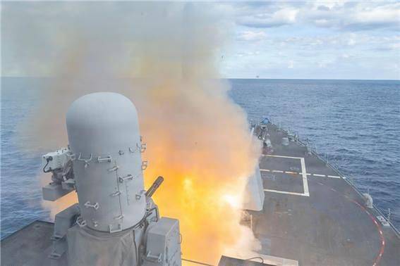 지난달 28일 미 해군의 최신예 구축함에서 테헤란에 있는 이란 지휘부를 향해 미사일이 발사되는 장면. [사진 미 국방부 미디어 자료]