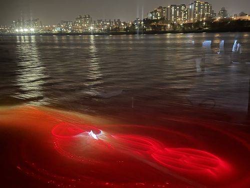 27일 저녁 한강 크루즈에서 스포티파이가 주최한 전세계 아미(방탄소년단 팬클럽)들을 위한 행사 '스윔사이드'가 진행됐다. 연합뉴스