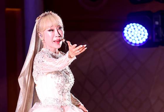 지난해 11월 아랍에미리트 대통령궁에서 열린 문화 행사에서 공연을 펼치고 있는 조수미. [중앙포토]