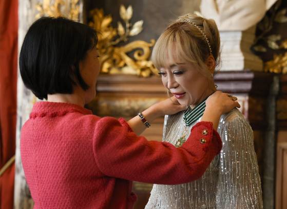 지난해 5월 한국계 플뢰르 펠르렝 전 프랑스 문화부 장관으로부터 프랑스 문화예술공로훈장 최고 등급인 코망되르를 받는 모습. [중앙포토]