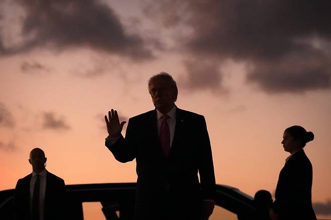 27일(현지시간) 도널드 트럼프 대통령이 플로리다주 웨스트팜비치의 팜비치 국제공항에서 에어포스원(대통령 전용기)을 내려오며 손을 흔들고 있다. 사진=AP·연합뉴스