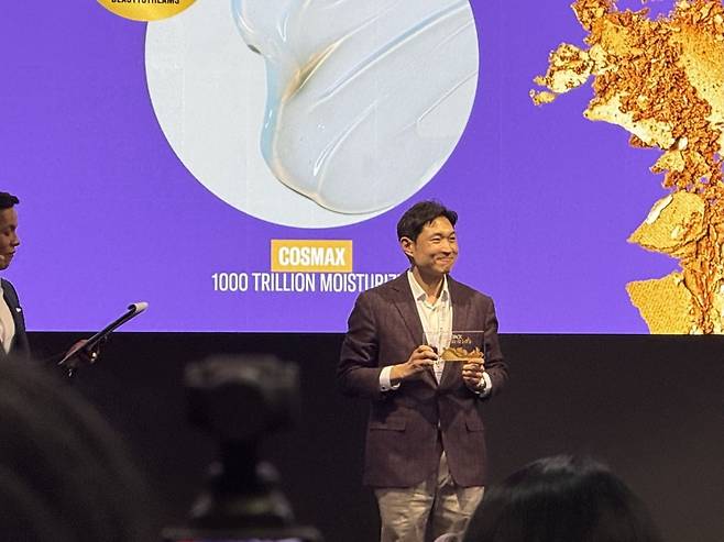 이병주 코스맥스 부회장이 스킨케어상을 수상하고 있다. (사진=최수진 기자)