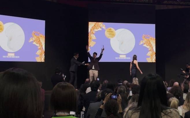 이병주 코스맥스 부회장이 스킨케어상을 수상하고 있다. (사진=최수진 기자)