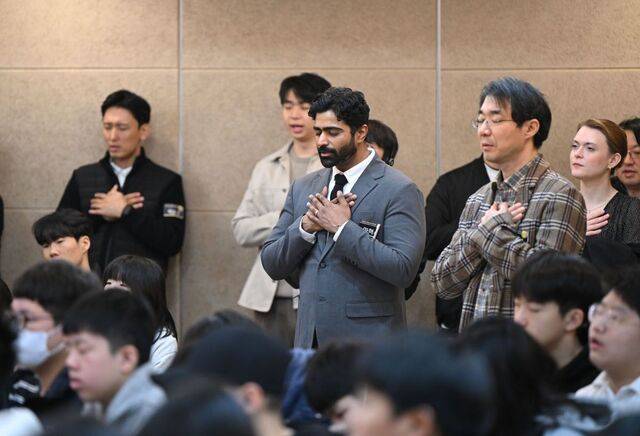 지난 15일 서울 서초구 서울드림교회 드림센터 청소년부 예배에서 샘 모한이 두 손을 가슴에 얹고 기도하고 있다. 신석현 포토그래퍼