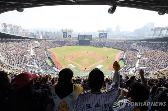 잠실 경기장에 운집한 관중들