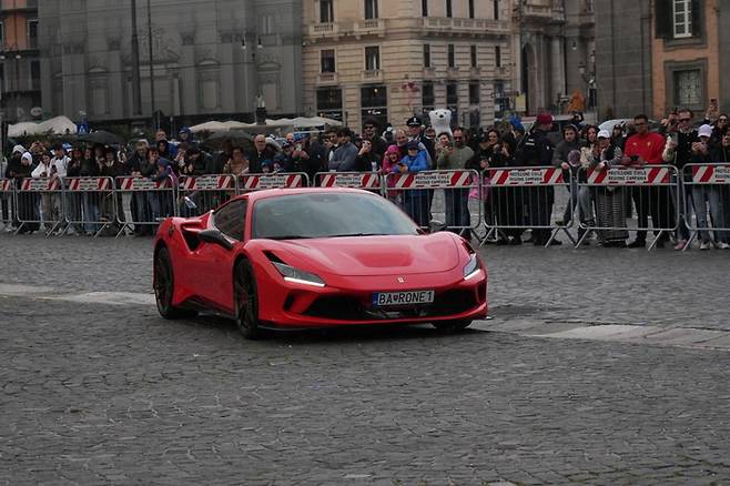 14일(현지시간) 이탈리아 나폴리에서 열린 한 행사에서 페라리 F8 트리뷰토 모델이 전시돼있다. [EPA=연합뉴스]