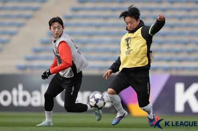 고영준(사진 오른쪽). 사진=한국프로축구연맹