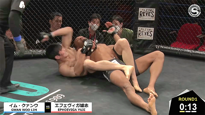 임관우가 2026년 1월 일본 종합격투기 단체 Shooto 도쿄 대회에서 Road to UFC 시즌4 참가자 에페비가 야닉 유지를 그라운드 앤드 엘보로 기절시키고 있다. 사진=株式会社サステイン