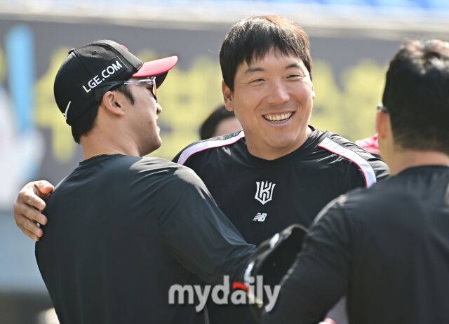 28일 서울 잠실야구장에서 열린 '2026 신한 SOL BANK KBO리그' LG 트윈스와 KT 위즈 경기.KT 김현수가 경기 전 LG 박해민과 인사를 나누고 있다./잠실=한혁승 기자