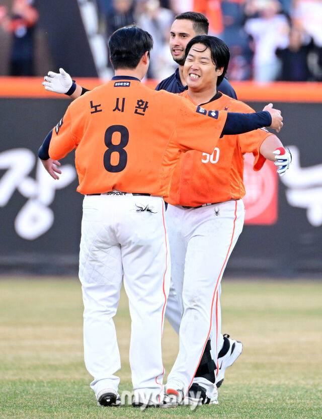 2026년 3월 28일 오후 대전 한화생명볼파크에서 열린 ‘2026 신한 SOL KBO리그' 개막전 키움 히어로즈와 한화 이글스의 경기. 한화 강백호가 연장 11회말 끝내기 안타를 치며 10-9 승리한 뒤 기뻐하고 있다./대전 = 유진형 기자