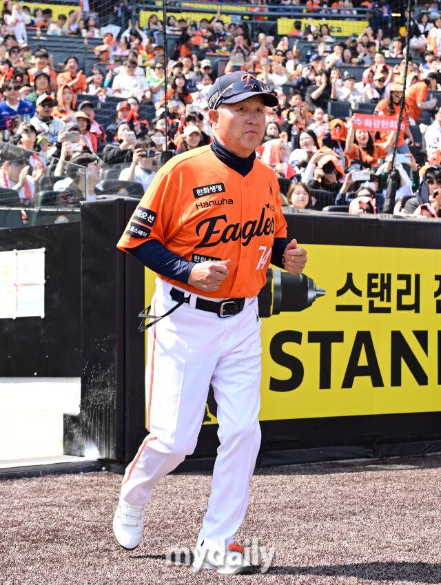 2026년 3월 28일 오후 대전 한화생명볼파크에서 열린 ‘2026 신한 SOL KBO리그' 개막전 키움 히어로즈와 한화 이글스의 경기. 한화 김경문 감독이 입장하고 있다./대전 = 유진형 기자