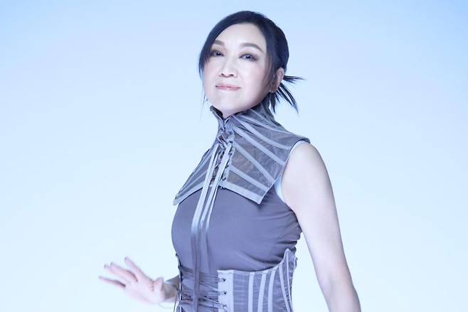 마츠토야 유미가 직접 작사·작곡한 ‘봄이여, 오라’의 정서는 가사에서도 같은 방식으로 구현된다. 사실 멜로디와 감성이 워낙에 아름답고  서정적인 탓에 그저 ‘좋다’는 감상만 남긴 채 무심히 트랙을 넘길 수 있는 노래이기도 하지만, 이 노래가 ‘좋은 노래’를 넘어 오랜 시간동안 ‘명곡’으로 호명돼온 이유는, 가사를 이해하는 순간 비로소 선명해진다. [공식 페이스북]