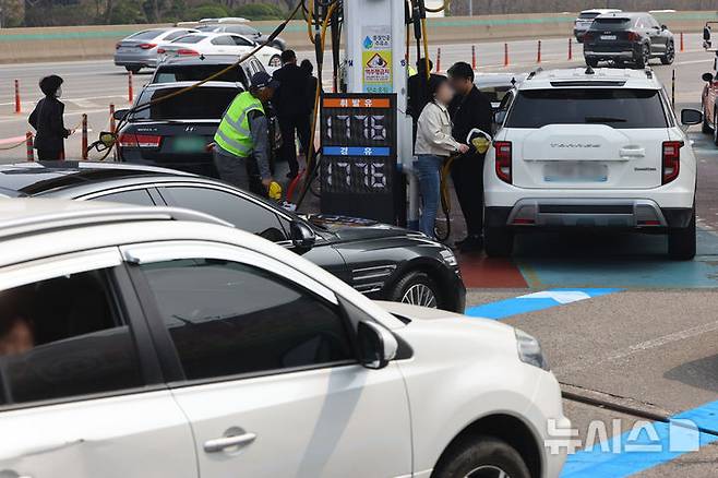 [서울=뉴시스] 황준선 기자 = 2차 석유 최고 가격제 시행 첫날인 27일 유가가 저렴한 서울 서초구 만남의 광장 주유소에 주유를 하려는 차량들이 대기하고 있다. 정부는 전날 2차 최고가격제 고시를 통해 도매가격을 휘발유 리터당 1934원, 경유 리터당 1923원 수준으로 책정했다. 업계에서는 소비자가 체감하는 본격적인 소매가격 상승은 기존 재고 소진 여부와 개별 주유소 가격 전략에 따라 시차를 두고 주말부터 나타날 것으로 보고 있다. 2026.03.27. hwang@newsis.com