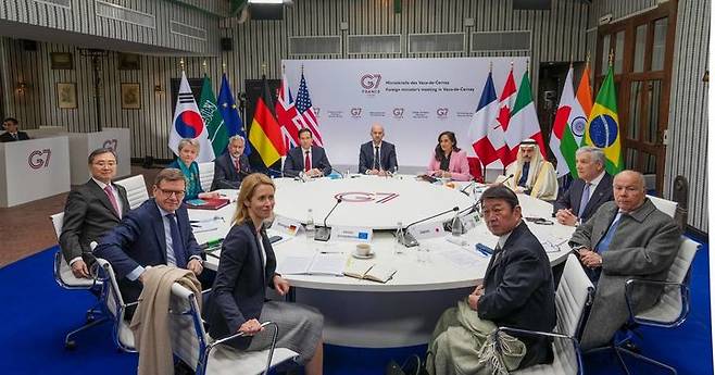 [서울=뉴시스] 조현 외교부 장관은 26~27일(현지시간) 프랑스 이블린 지역에서 개최된 G7 외교장관회의에 참석해 글로벌 거버넌스 개혁, 범국가적 위협과 주권 등 주요 현안을 논의했다. (사진=외교부 제공) 2026.03.28. photo@newsis.com  *재판매 및 DB 금지