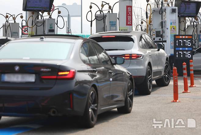 [서울=뉴시스] 황준선 기자 = 2차 석유 최고 가격제 시행 첫날인 27일 유가가 저렴한 서울 서초구 만남의 광장 주유소에 주유를 하려는 차량들이 대기하고 있다. 2026.03.27. hwang@newsis.com