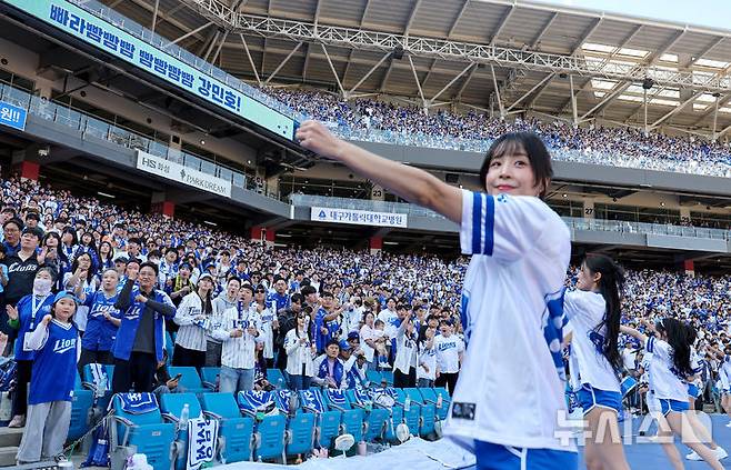 [대구=뉴시스] 이무열 기자 = 28일 대구 수성구 삼성라이온즈파크에서 열린 2026 신한 SOL KBO리그 롯데 자이언츠와 삼성 라이온즈의 개막전 경기에서 관중들이 열띤 응원을 하고 있다. 2026.03.28. lmy@newsis.com