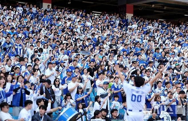 [대구=뉴시스] 이무열 기자 = 28일 대구 수성구 삼성라이온즈파크에서 열린 2026 신한 SOL KBO리그 롯데 자이언츠와 삼성 라이온즈의 개막전 경기에서 관중들이 열띤 응원을 하고 있다. 2026.03.28. lmy@newsis.com