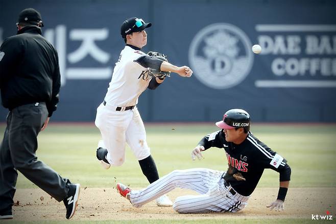 [서울=뉴시스] 프로야구 KT 위즈의 이강민이 16일 수원KT위즈파크에서 열린 2026 신한 쏠 KBO리그 시범경기 LG 트윈스전에서 수비를 하고 있다. (사진=KT 위즈 제공) 2026.03.16. *재판매 및 DB 금지