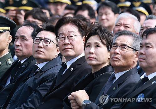 이재명 대통령, 서해수호의 날 참석 (대전=연합뉴스) 한상균 기자 = 이재명 대통령과 김혜경 여사가 27일 국립대전현충원에서 열린 서해수호의날 기념식에서 블랙이글스 기념비행을 보고 있다. 2026.3.27 [청와대통신사진기자단] xyz@yna.co.kr