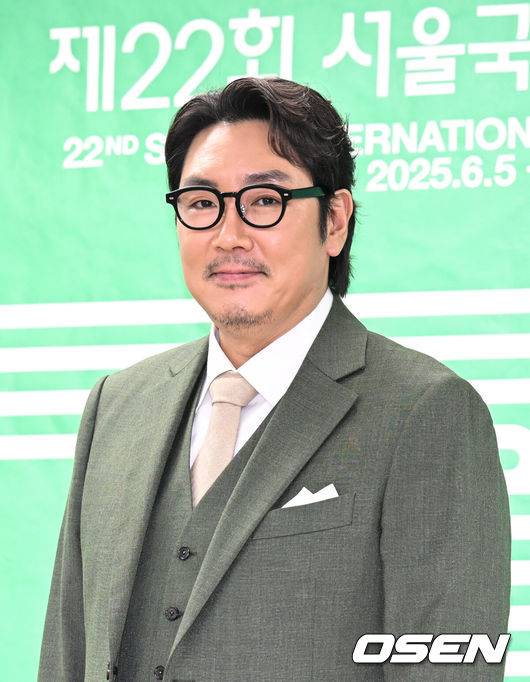 [OSEN=조은정 기자]제22회 서울국제환경영화제 홍보대사 위촉식 및 기자간담회가 14일 오전 서울 중구 환경재단 레이첼카슨홀에서 열렸다.배우 조진웅과 작가 김은희가 서울국제환경영화제 공식 홍보대사 ‘에코프렌즈’로 활동할 예정이다.홍보대사로 위촉된 배우 조진웅이 포즈를 취하고 있다. 2025.05.14 /cej@osen.co.kr