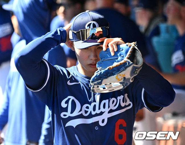 [OSEN=애리조나(미국), 이대선 기자] 26일(한국시간) 미국 애리조나주 글렌데일 캐멀백 랜치에서 2025 메이저리그 시범경기 LA 다저스와 시애틀 매리너스의 경기가 열렸다.김혜성은 다저스와 최대 3+2년 2200만 달러(약 320억원) 계약에 합의하며 메이저리그 진출에 성공했다.LA 다저스 김혜성이 수비를 준비하고 있다. 2025.02.26 / sunday@osen.co.kr