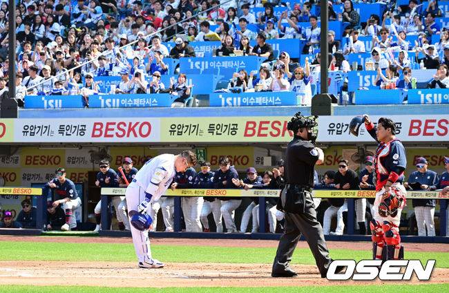 [OSEN=대구, 조은정 기자] 28일 대구삼성라이온즈파크에서 ‘2026 신한 SOL KBO 리그’ 삼성 라이온즈와 롯데 자이언츠의 개막전이 열렸다.개막전 선발 투수로 삼성은 후라도를 롯데는 로드리게스를 내세웠다.1회말 2사 1,2루에서 타석에 들어선 삼성 최형우가 관중석을 향해 이사하고 있다. 2026.03.28 /cej@osen.co.kr