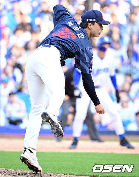 [OSEN=대구, 조은정 기자]시범경기 1위를 차지한 프로야구 롯데 자이언츠가 정규 시즌 개막전을 승리로 장식하며 기분좋게 출발했다.롯데는 28일 대구삼성라이온즈파크에서 열린 삼성 라이온즈와의 원정 경기에서 6-3으로 이겼다.&nbsp;9회말 롯데 박정민이 역투를 하고 있다. 2026.03.28 /cej@osen.co.kr