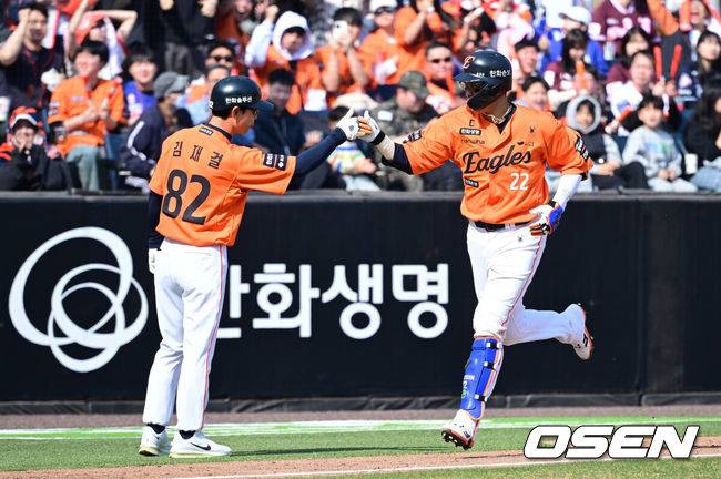 [OSEN=대전, 최규한 기자] 28일 대전 한화생명볼파크에서 ‘2026 신한 SOL KBO리그’ 개막전 한화 이글스와 키움 히어로즈의 맞대결이 열렸다.홈팀 한화는 윌켈 에르난데스, 방문팀 키움은 라울 알칸타라를 선발로 내세웠다. 4회말 1사 주자없는 상황 한화 채은성이 달아나는 좌월 솔로포를 날리고 그라운드를 돌고 있다. 2025.03.28 / dreamer@osen.co.kr