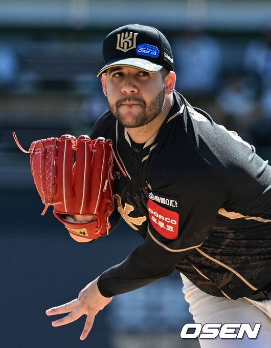 [OSEN=수원, 조은정 기자]21일 수원 KT위즈파크에서 ‘2025 신한 SOL Bank KBO리그’ KT 위즈와 삼성 라이온즈의 경기가 열렸다.KT는 외국인 투수 헤이수스를, 삼성은 양창섭을 선발투수로 내세웠다.1회초 KT 헤이수스가 역투하고 있다. 2025.09.21 /cej@osen.co.kr