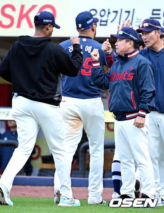 [OSEN=대구, 조은정 기자]시범경기 1위를 차지한 프로야구 롯데 자이언츠가 정규 시즌 개막전을 승리로 장식하며 기분좋게 출발했다.롯데는 28일 대구삼성라이온즈파크에서 열린 삼성 라이온즈와의 원정 경기에서 6-3으로 이겼다.&nbsp;롯데 김태형 감독이 로드리게스와 승리를 기뻐하고 있다.  2026.03.28 /cej@osen.co.kr