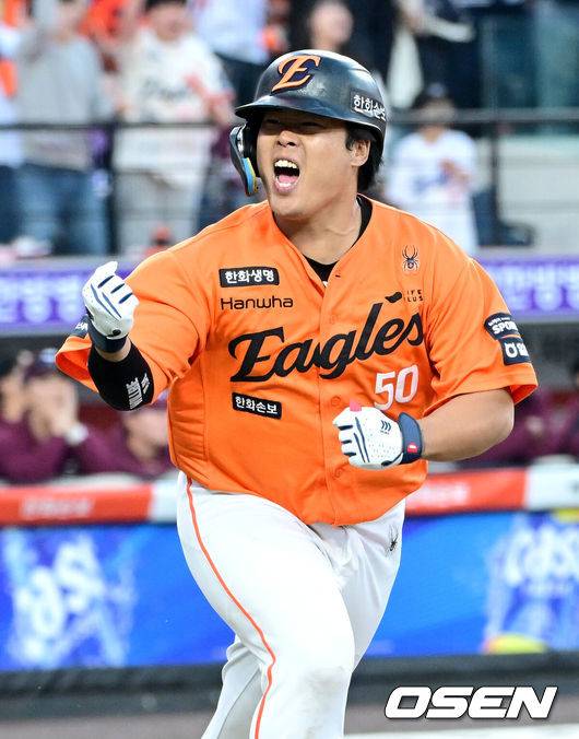 [OSEN=대전, 최규한 기자] 28일 대전 한화생명볼파크에서 ‘2026 신한 SOL KBO리그’ 개막전 한화 이글스와 키움 히어로즈의 맞대결이 열렸다.이날 경기는 연장 11회말 2사 2루에서 강백호가 끝내기 적시타를 뽑아애며 한화가 극적인 승리를 거뒀다. 연장 11회말 2사 2루 상황 한화 강백호가 끝내기 안타를 날린 뒤 더그아웃을 보며 포효하고 있다. 2025.03.28 / dreamer@osen.co.kr