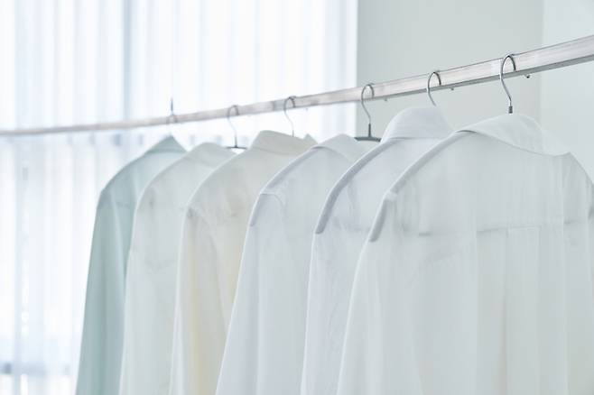 세탁하지 않은 새 옷을 바로 착용하면 잔류 화학물질과 먼지로 목·팔 등 마찰 부위에 발진과 가려움이 나타날 수 있다. 게티이미지.