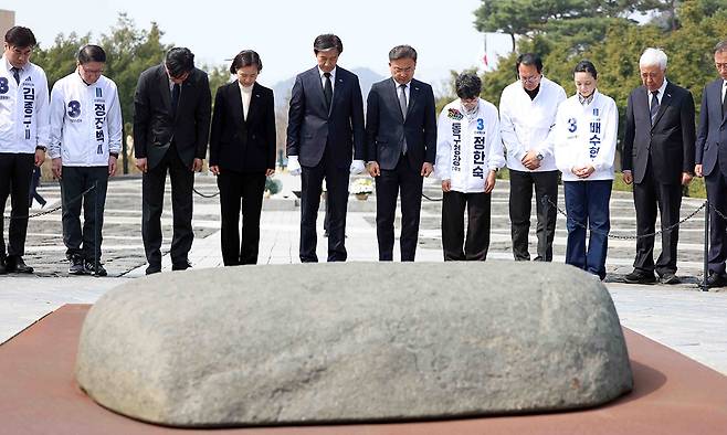 조국혁신당 조국 대표(왼쪽 5번째)와 혁신당 6·3 지방선거 예비후보 등이 27일 경남 김해 봉하마을을 찾아 고 노무현 전 대통령 묘소를 참배하고 있다. 조 대표는 방명록에&nbsp;“대통령님의 유지 검찰 개혁을 위한 큰 매듭이 지어졌다”고 적었다. 최근 혁신당을 비롯한 범여권이 검찰청 폐지와 공소청 신설에 관한 법률안을 국회 본회의에서 통과시킨 점을 거론한 것으로 풀이된다. 노 전 대통령은 퇴임 후 뇌물수수 등 혐의로 검찰 수사를 받다가 2009년 5월 스스로 목숨을 끊었다. 연합뉴스